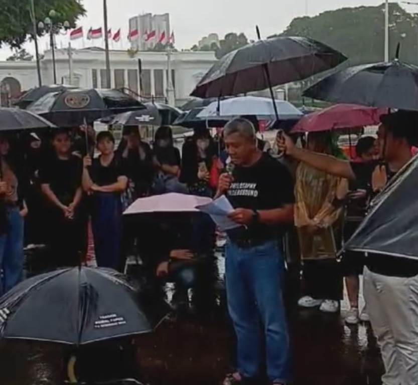 “Kalah boleh; tapi terkapar, jangan!” Orasi Imam Katolik di Depan Istana saat Aksi Kamisan