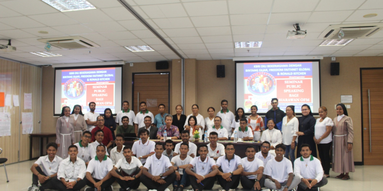 Fransiskan Timor Leste Belajar Publik Speaking dengan Polisi Indonesia