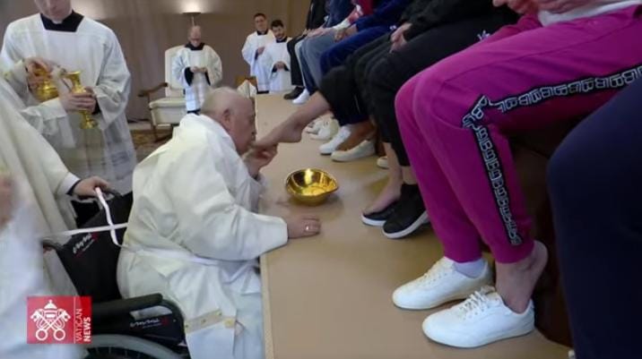 Paus Fransiskus pada Perayaan Kamis Putih: Mencuci dan Mencium Kaki Narapidana Perempuan